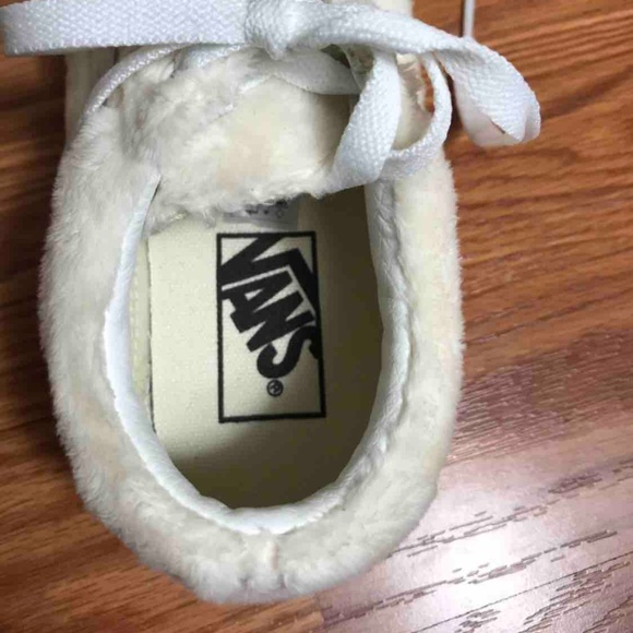 NWT VANS Old Skool Sherpa Faux Fir White Kid’s - Picture 8 of 8